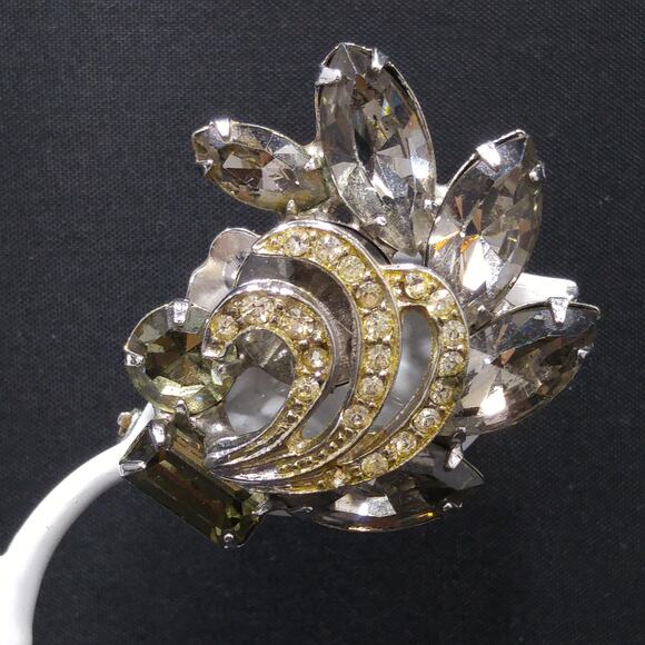 Weiss Gray Clear Rhinestone Earrings, Rhodium Plated, 1960s Vintage Jewelry - Picture 3 of 10